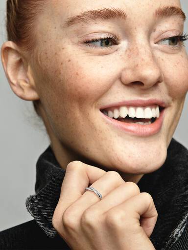 Sparkling Twisted Lines Ring
